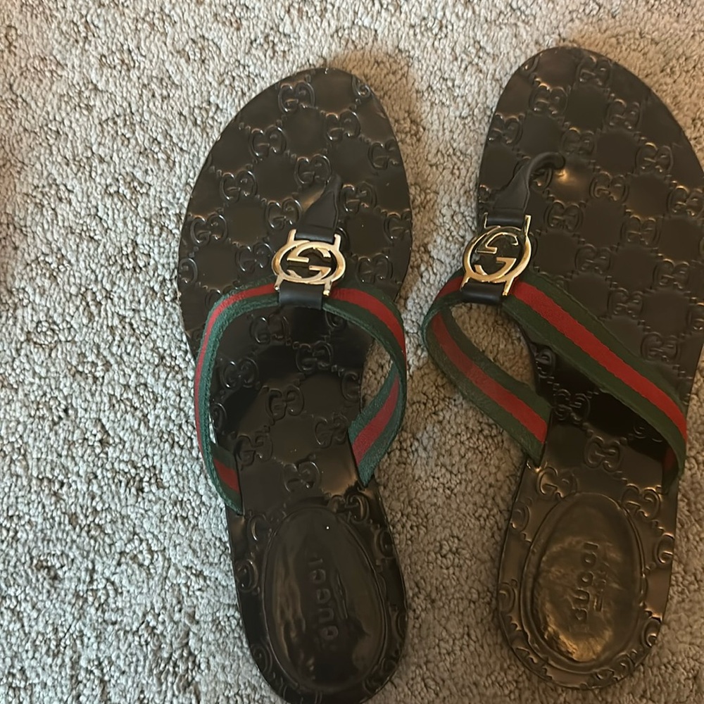 Gucci Thong Sandals , black with logo straps. Size 39.5